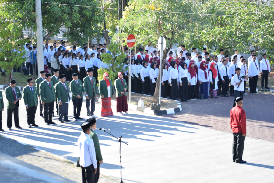 Peringati HUT RI ke-81, Civitas Akademika FAI UIM Ikuti Upacara Khidmat di Pelataran Rektorat