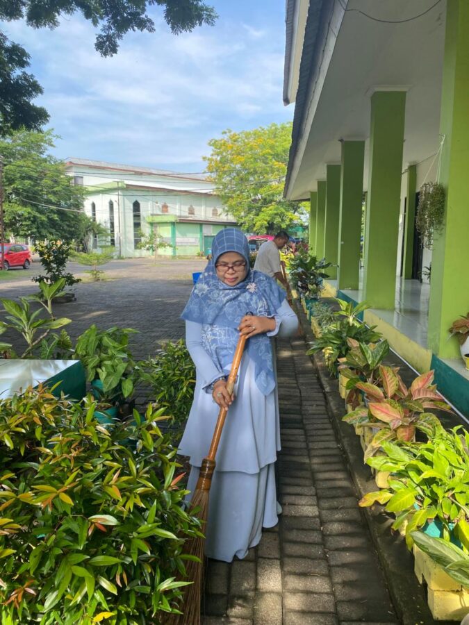 Civitas Akademika FAI UIM Gelar Jumat Bersih: Komitmen Menjaga Kebersihan Lingkungan Kampus